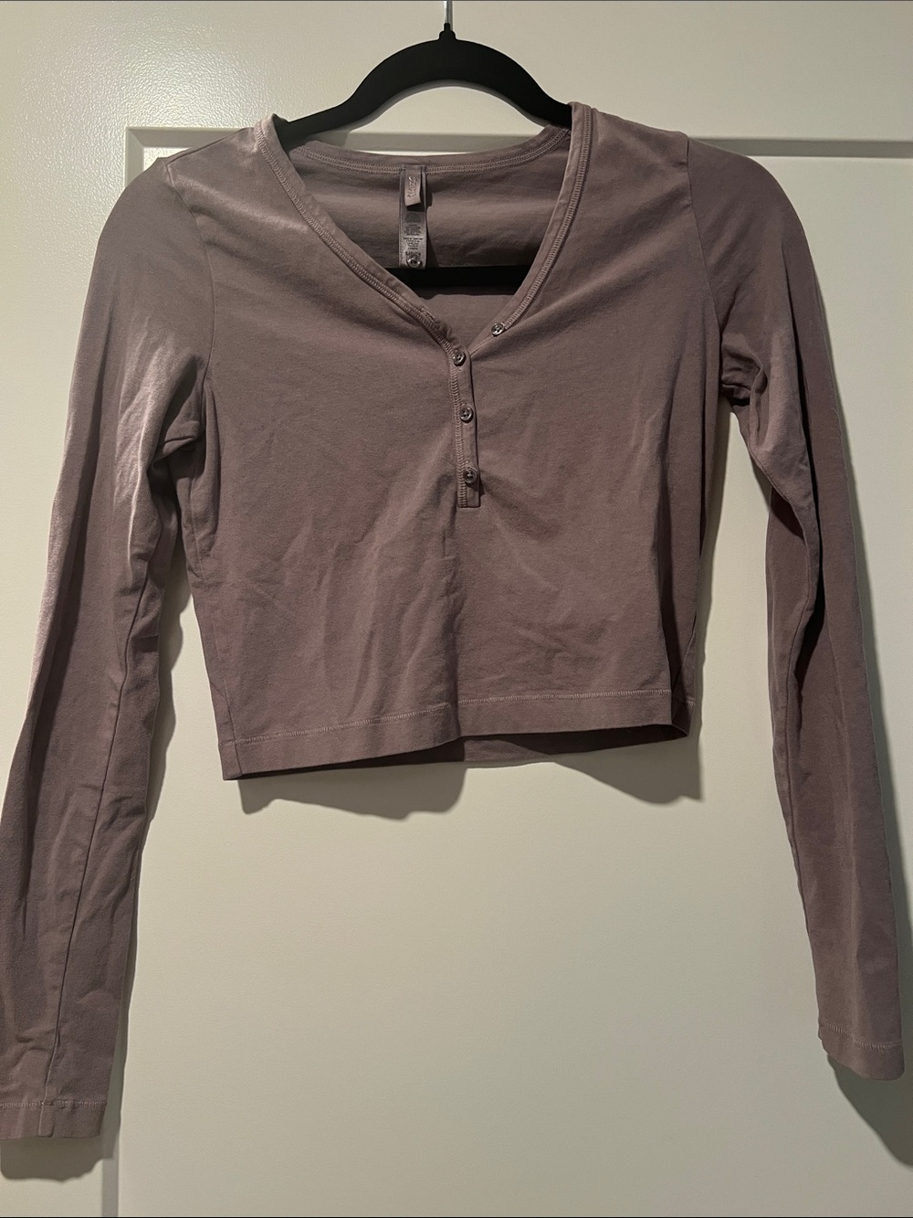 SKIMS VINTAGE LONG SLEEVE CROPPED HENLEY - S